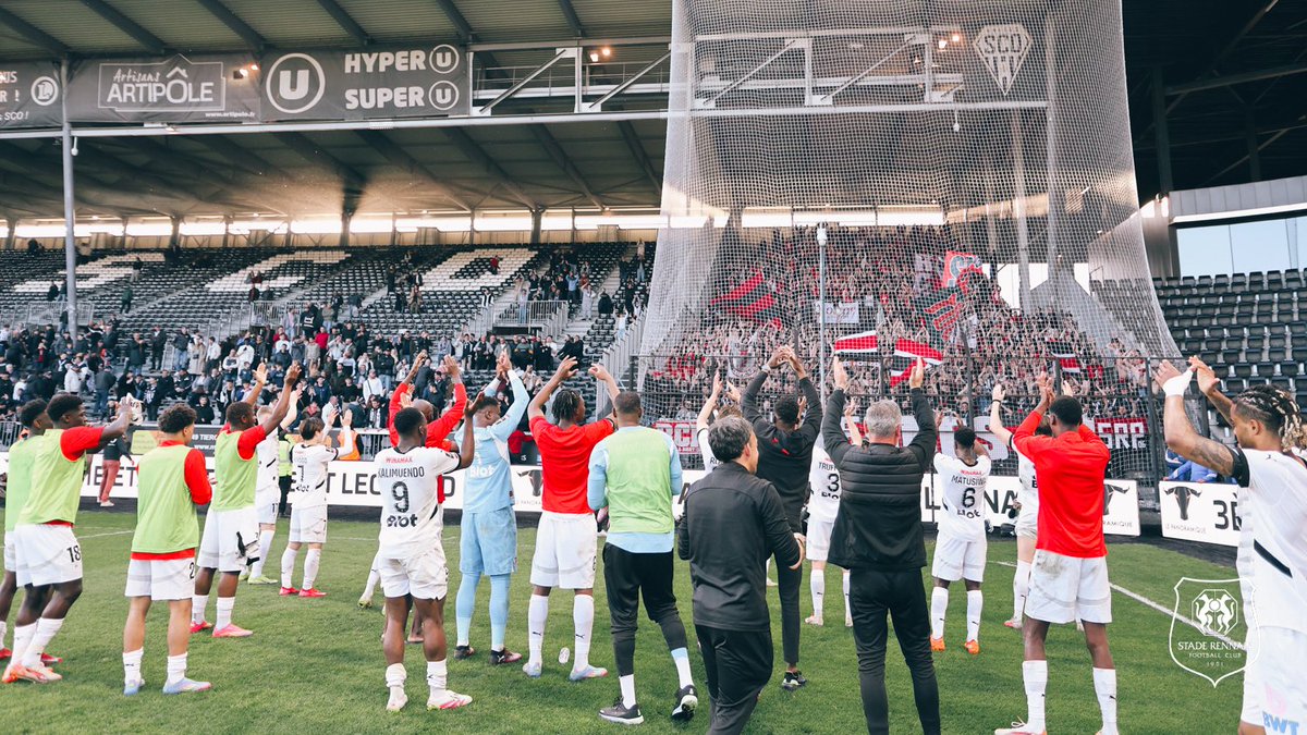 Communion entre joueurs et supporters après une victoire à Angers.