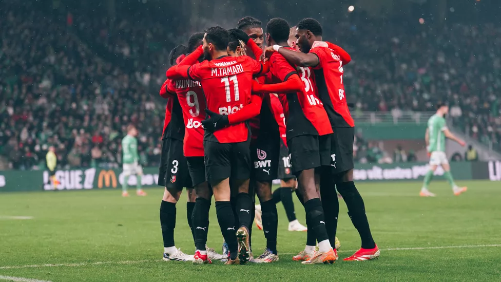 Communion entre les joueurs dans le Chaudron de l'ASSE