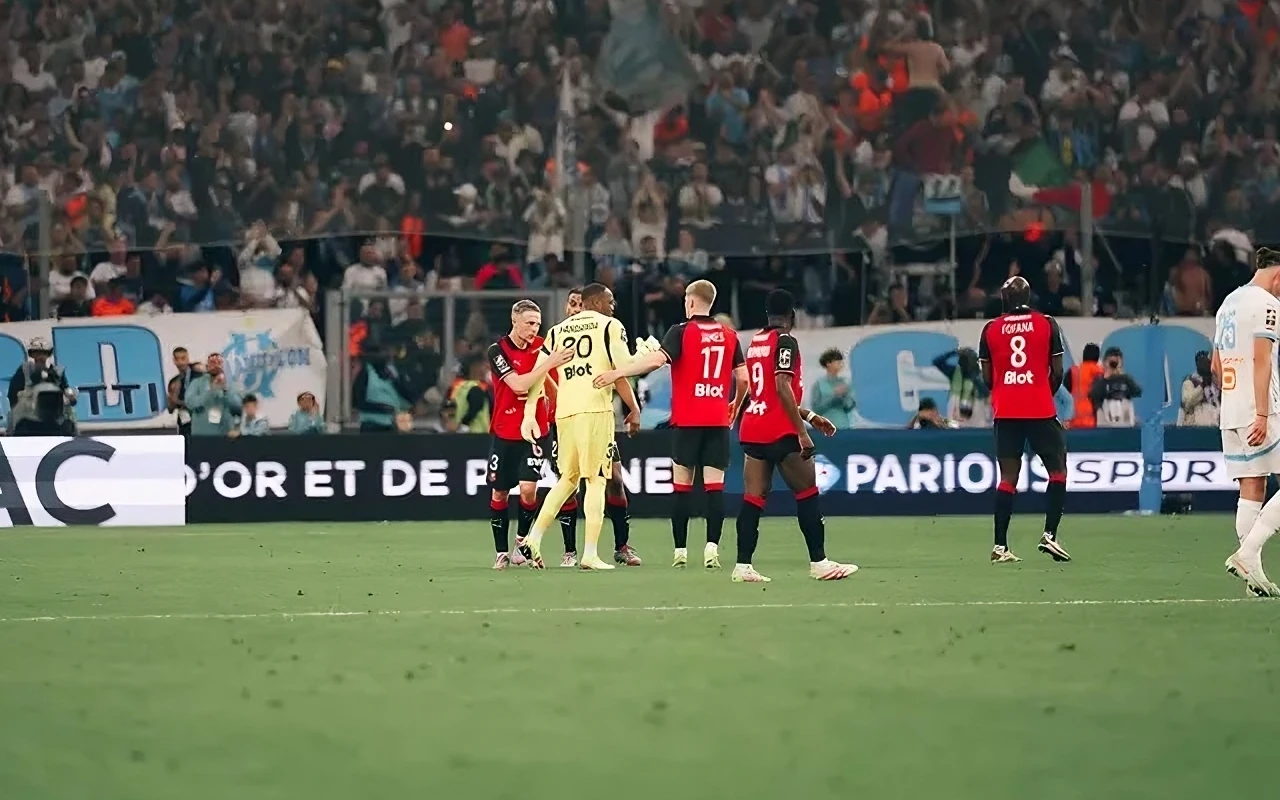 Steve Mandanda et ses coéquipiers sur la pelouse du Vélodrome