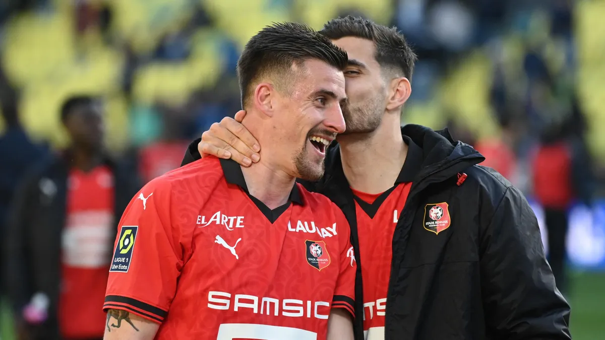 Baptiste Santamaria en compagnie de Martin Terrier après un derby victorieux contre Nantes.