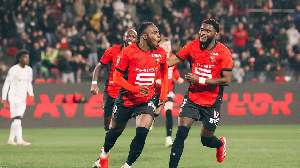 Arnaud Kalimuendo célébrant son but contre le Stade de Reims